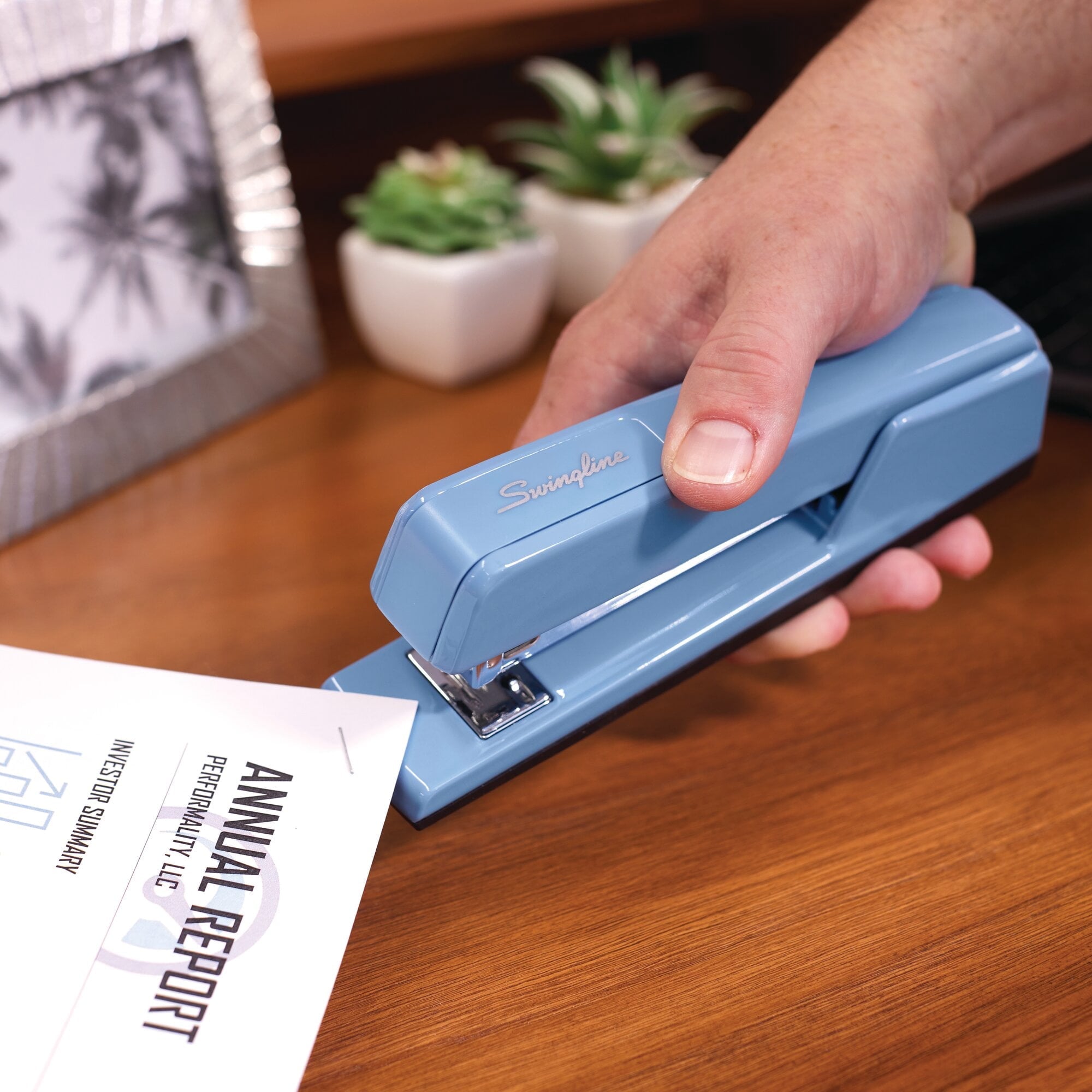 Swingline 747 Classic Desktop Stapler. 30-Sheet. Blue