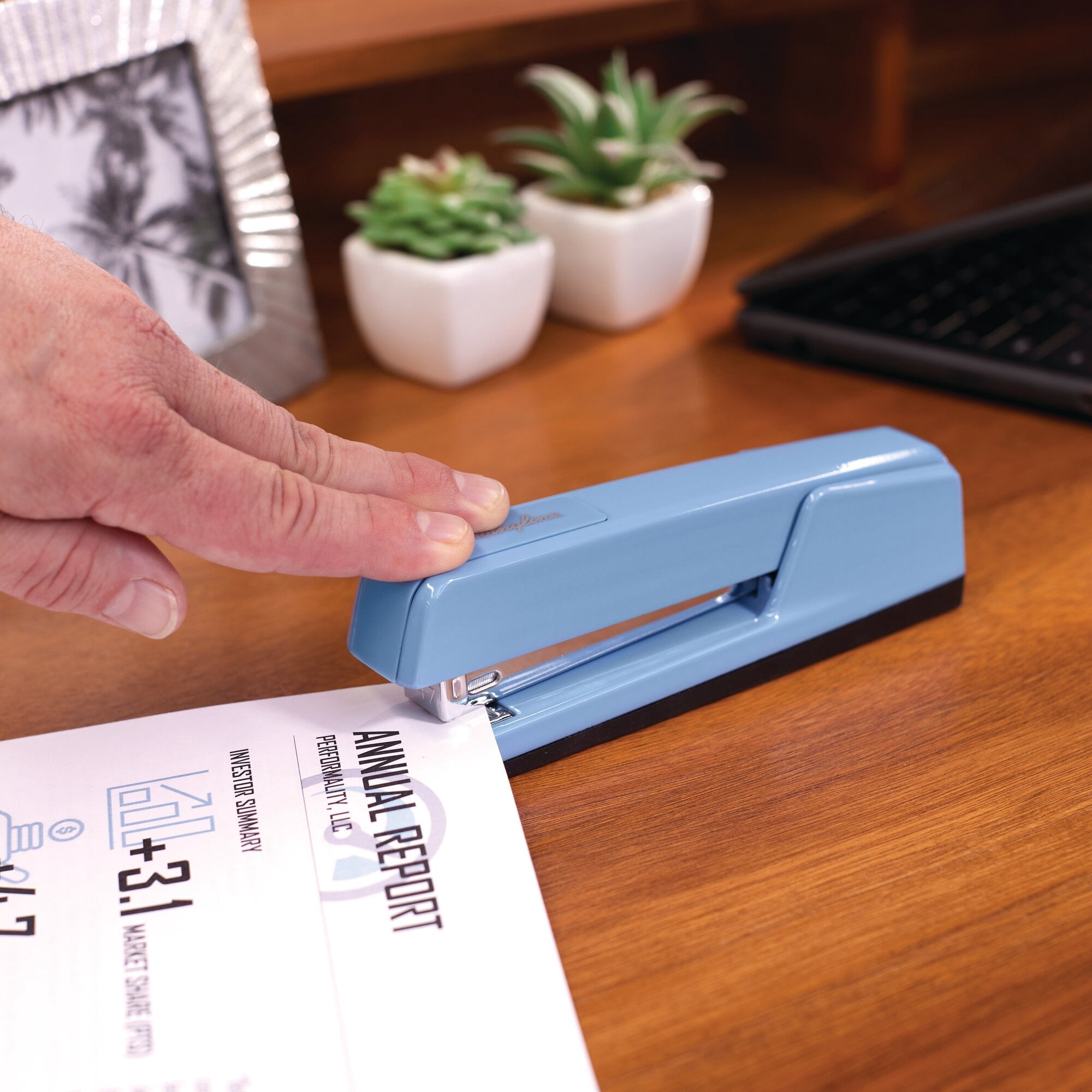 Swingline 747 Classic Desktop Stapler. 30-Sheet. Blue